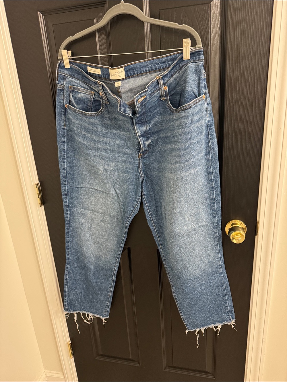 Universal Thread Women's Light Wash Straight Leg Jeans with Frayed Hem